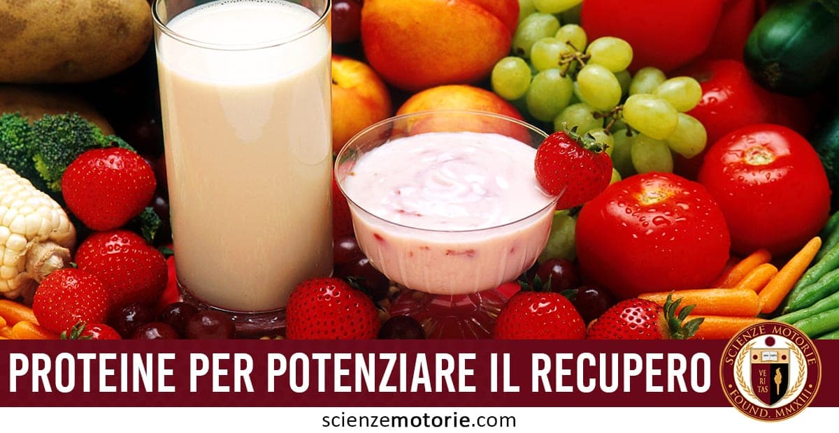 Alimenti freschi e salutari con latte, yogurt con fragola, frutta e verdura; in basso la scritta "PROTEINE PER POTENZIARE IL RECUPERO" e logo scienzemotorie.com.