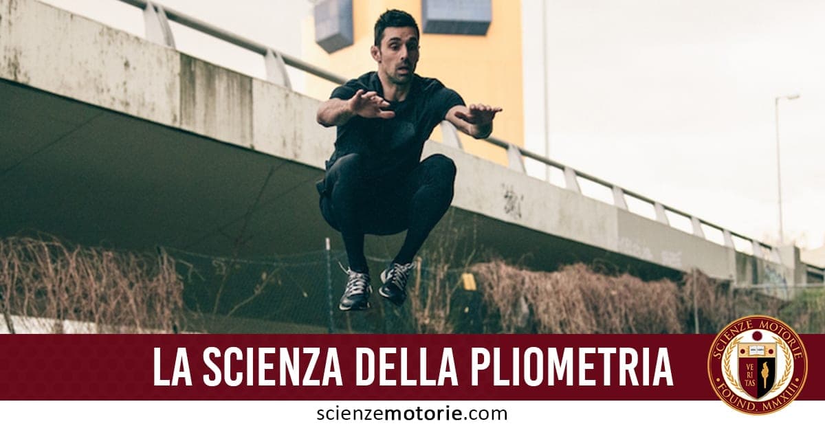 Persona esegue un salto pliometrico con le mani tese in avanti, all’aperto sotto una struttura simile a un ponte; in basso la scritta "La scienza della pliometria" con logo Scienze Motorie.