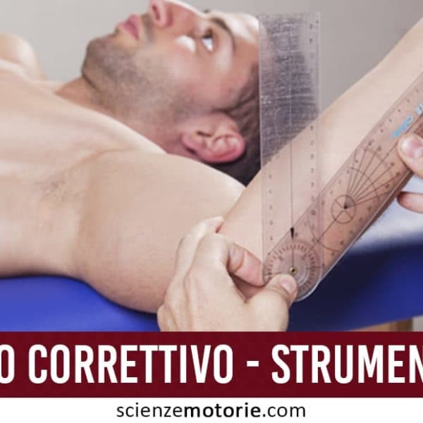 Misurazione dell’ampiezza articolare del braccio con un goniometro durante una seduta di fisioterapia.