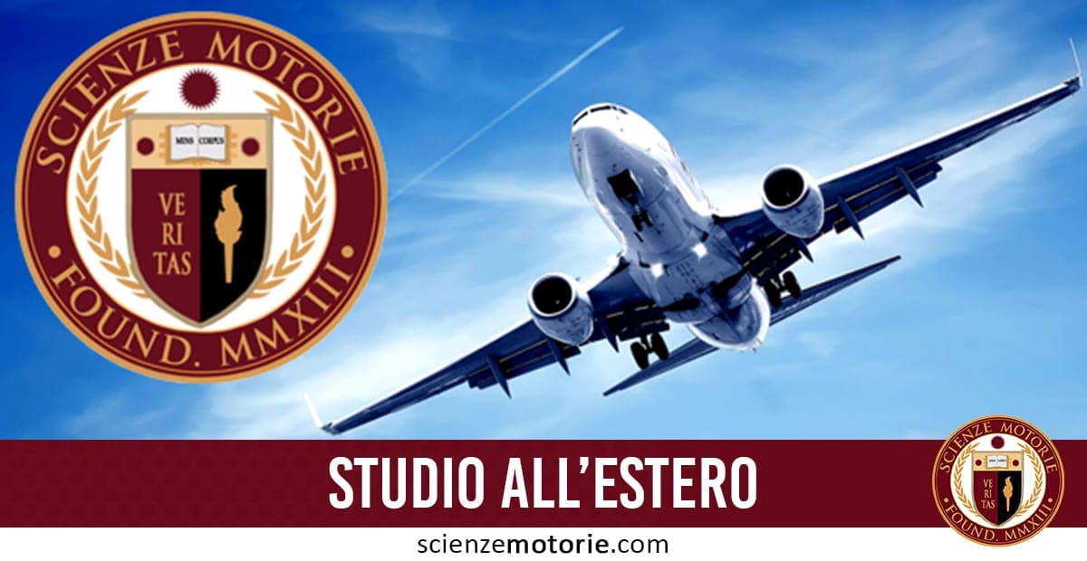 Aereo in volo visto dal basso contro un cielo azzurro con leggere nuvole, con logo “SCIENZE MOTORIE” in alto a sinistra e scritta “STUDIO ALL’ESTERO” su fascia rossa in basso.
