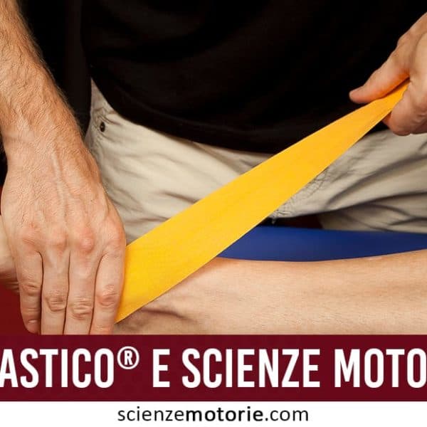 Una persona applica un nastro elastico giallo sulla caviglia di un’altra persona durante una sessione di fisioterapia.
