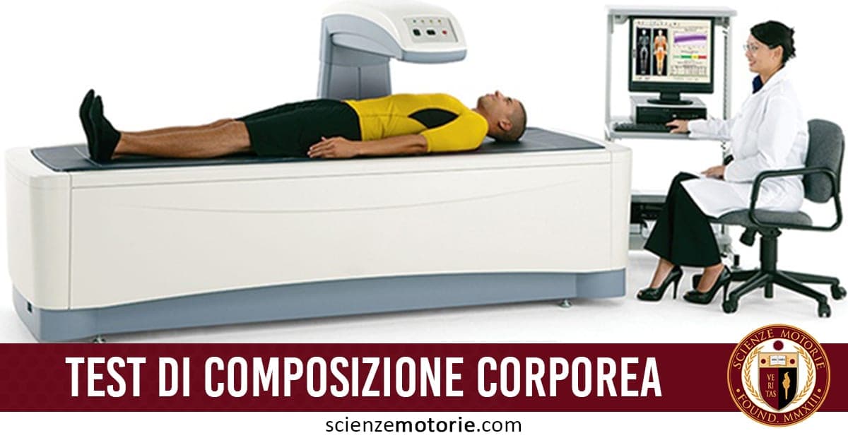 Persona sdraiata su lettino per test di composizione corporea mentre una professionista in camice bianco monitora i dati su un computer, con testo “TEST DI COMPOSIZIONE CORPOREA” e logo ScienzeMotorie.com.