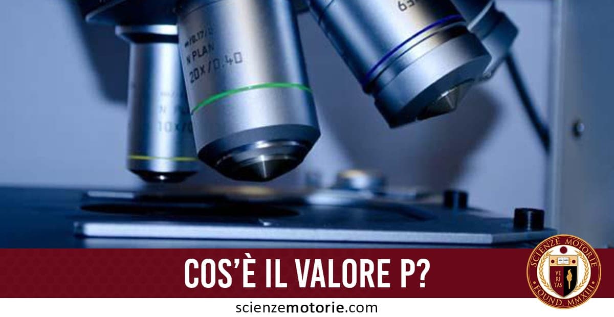 Primo piano della parte inferiore di un microscopio con obiettivi visibili e scritta “Cos’è il valore P?”