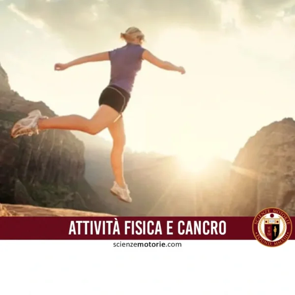 Persona in abbigliamento sportivo che salta in aria su un paesaggio montano al tramonto, con scritta “ATTIVITÀ FISICA E CANCRO” e logo Scienze Motorie in basso.