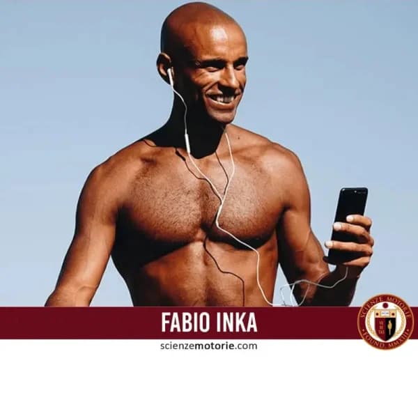 Fabio Inka a torso nudo sorride mentre tiene uno smartphone in mano e indossa auricolari, con cielo sereno sullo sfondo. In basso c’è una barra con il nome "Fabio Inka" e il logo di scienzemotorie.com.