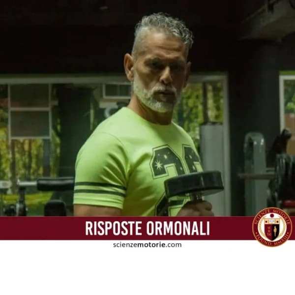 Uomo con barba grigia solleva un manubrio in palestra, con la scritta "Risposte Ormonali" e il logo Scienze Motorie in basso.