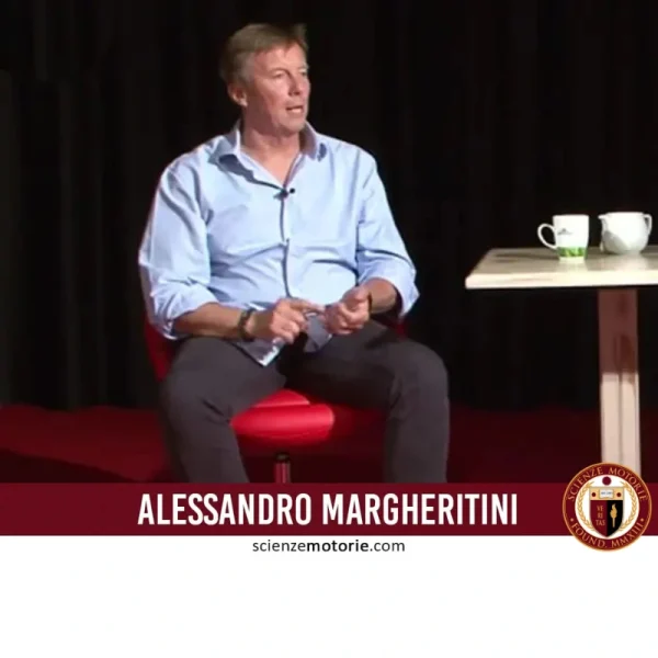 Alessandro Margheritini seduto su poltrona rossa con tavolino e tazze bianche, fascia bordeaux con nome e logo Scienze Motorie.