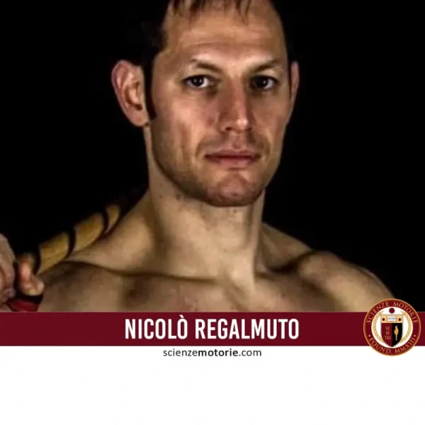 Uomo a torso nudo con bastone sulle spalle, sfondo scuro, testo "Nicolò Regalmuto" e logo Scienze Motorie visibile in basso.