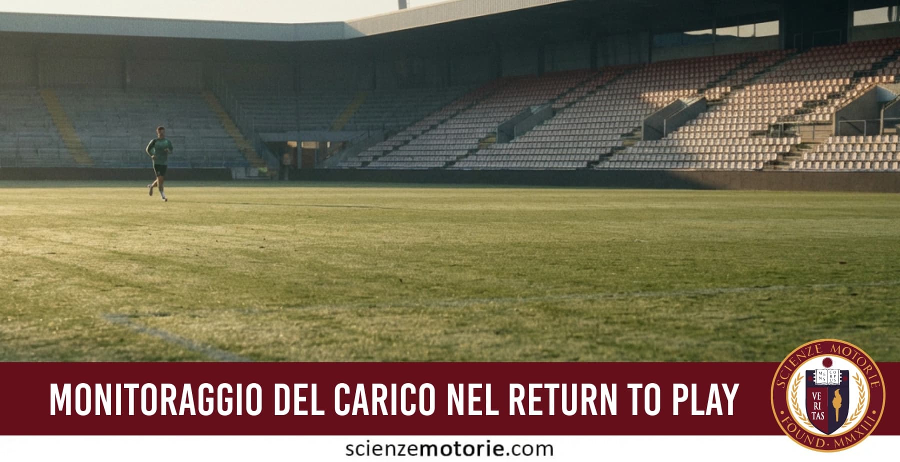 Atleta che corre su un campo da calcio durante una sessione di allenamento, concetto di monitoraggio del carico esterno.