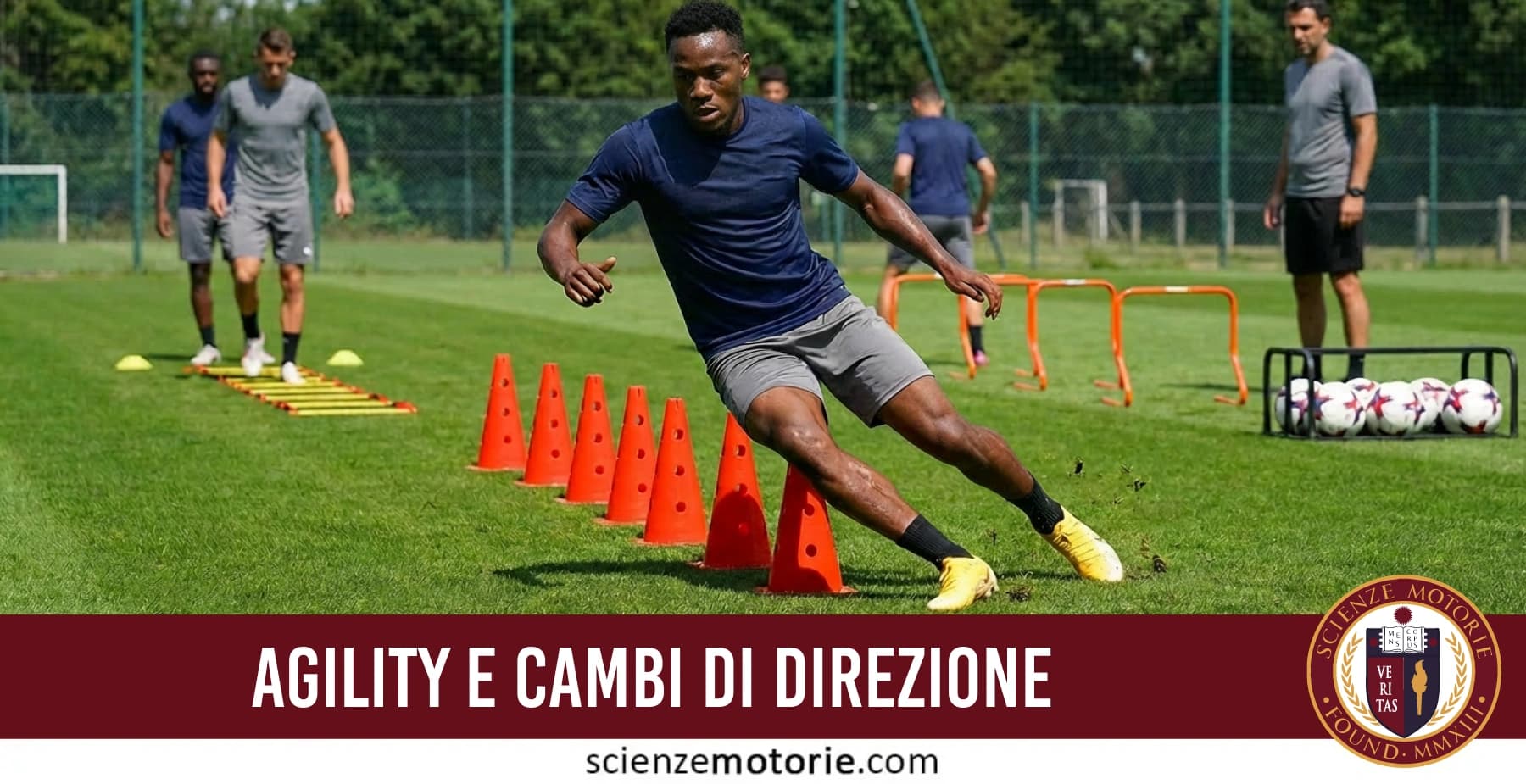 Atleta esegue un cambio di direzione durante un allenamento di agilità su campo da calcio, in un contesto didattico di scienze motorie.