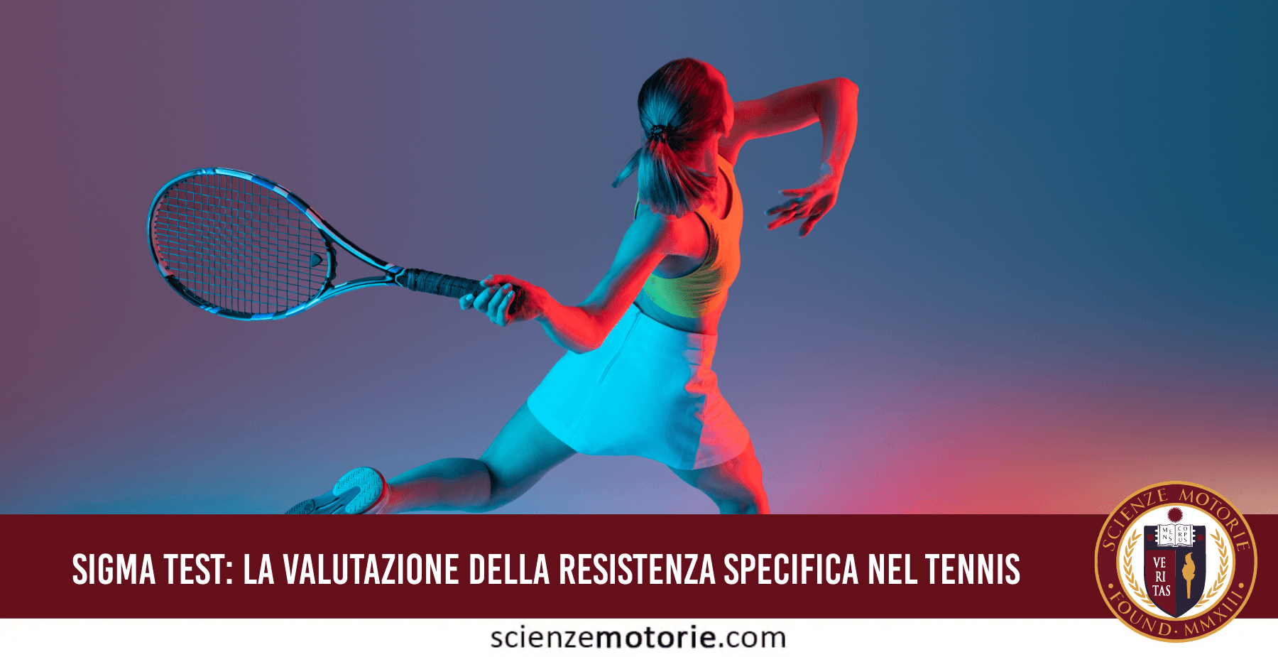 Tennista professionista in fase di spostamento laterale durante un test di resistenza specifica sul campo.